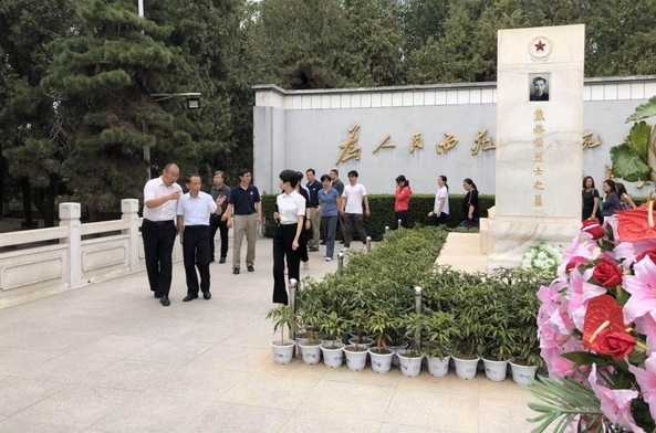 拜谒焦裕禄烈士陵墓